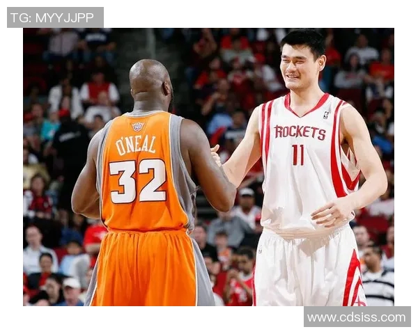 贾巴尔与姚明的篮球传奇对比探讨两位巨星的影响与成就 贾巴尔与姚明的篮球传奇对比探讨两位巨星的影响与成就